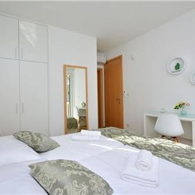4 Bedroom Villa with Pool and Terrace near Primošten, Sleeps 8-10
